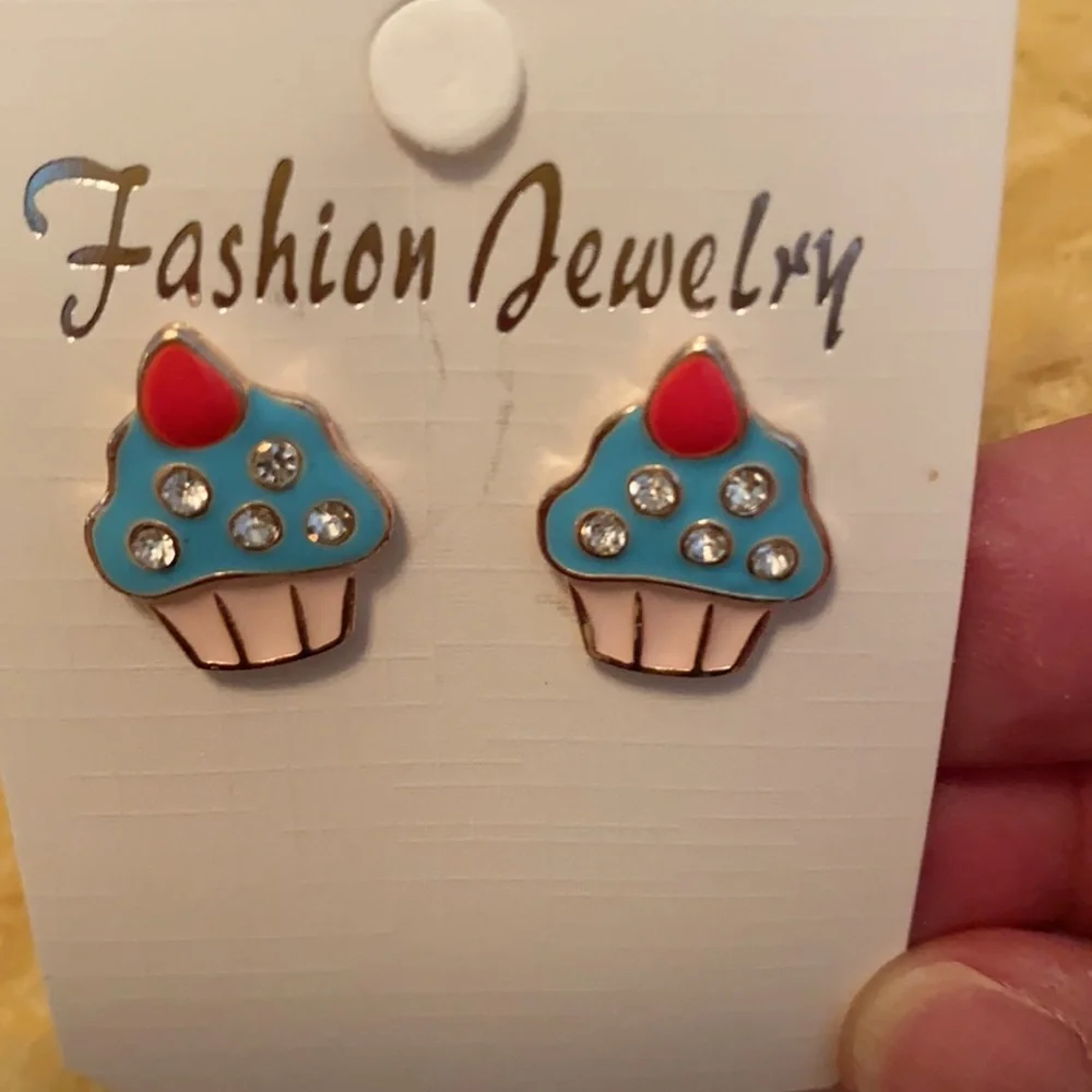Cupcake earrings 3/4”